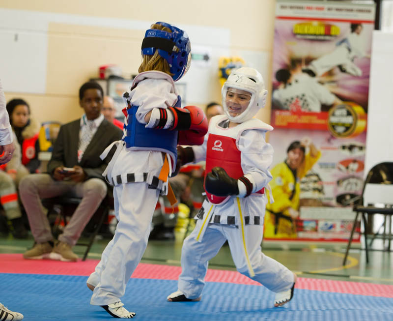 deux enfants font un combat de taekwonkido
